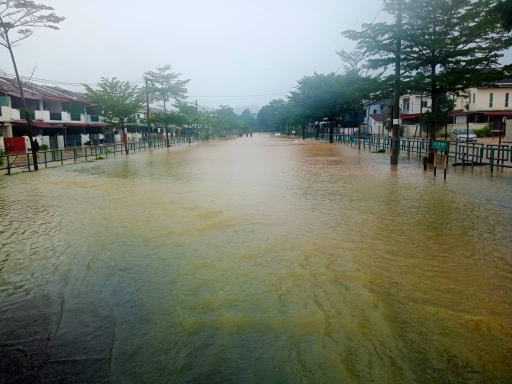 霹近24小时长命雨 消拯员奔波多地救灾