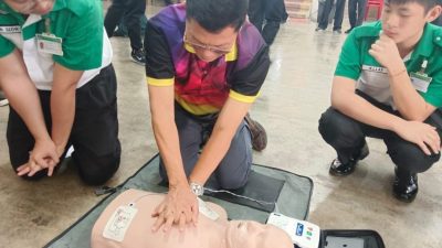 【校园报道】学AED CPR关键时刻救命 育才华中80师生参加急救课程