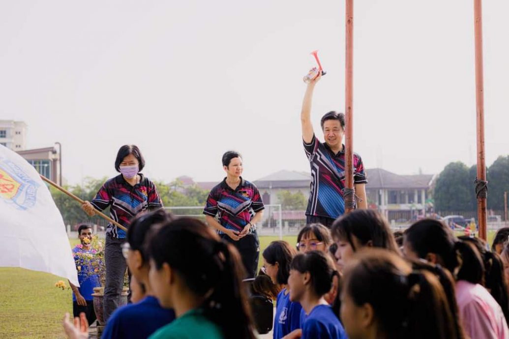 霹：学海学记/兴中华中越野赛跑 “热”起来“跑”出去