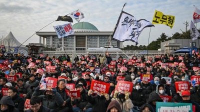 韩国各地民众到国会所在地   举行大型抗议活动