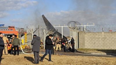 韩国客机坠毁28人罹难 乘客国籍曝光