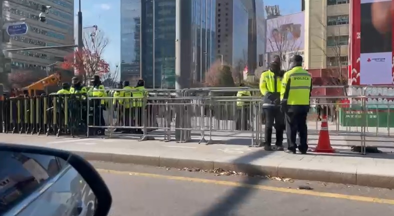 韩国戒严／满街警察　直升机天上飞　在韩大马人步步为营