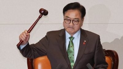 韩国国会通过总统弹劾案  | 韩国议长称“人民的勇气促成”