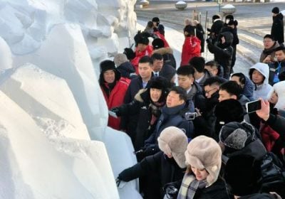 马英九访哈尔滨雪博会 化身“北极熊”与宋涛做“剉冰”