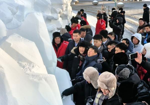 马英九访哈尔滨雪雕展化身“北极熊”与宋涛做“剉冰”