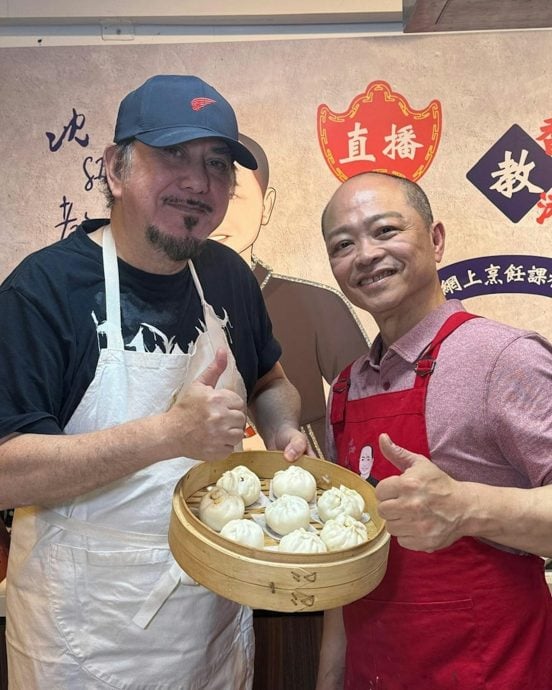 黄秋生亮相烹饪节目蒸包 网民竞猜馅料获本尊回复