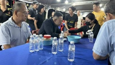 独中毕业生2死3伤车祸 | 慰问家属  沈志强灵堂吊唁