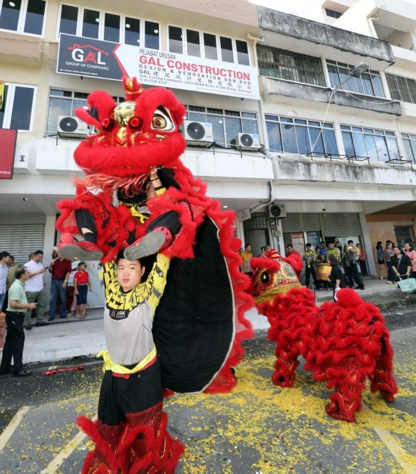 （半版新闻在上，半版广告在下）大都会：GAL建筑设计装饰有限公司开幕