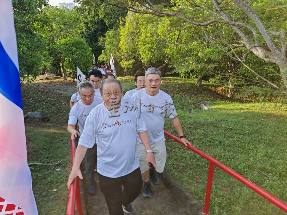 （古城封面主文）800人步行2公里再上三宝山，重温护山历史