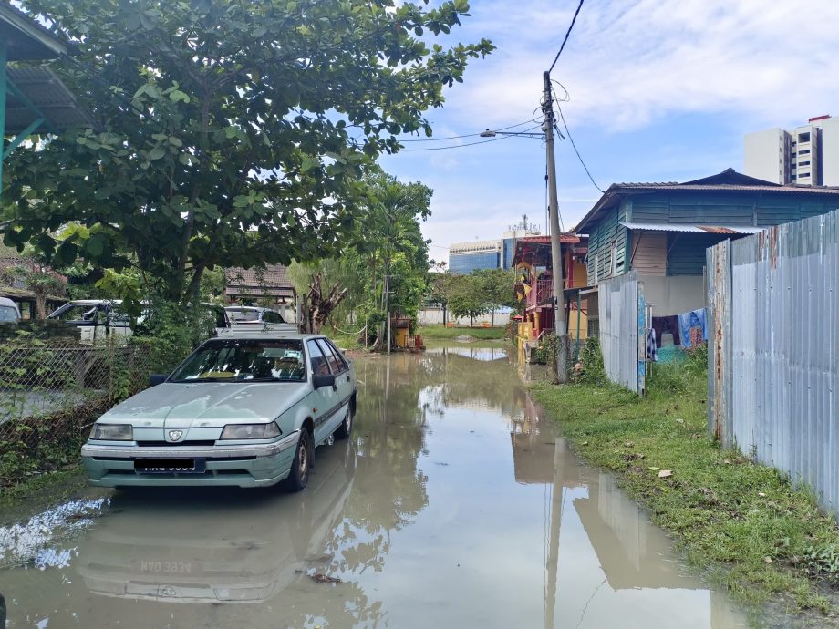 （古城封面主文）上游水涌入甲河遇涨潮 甲市区多地闪电水灾 