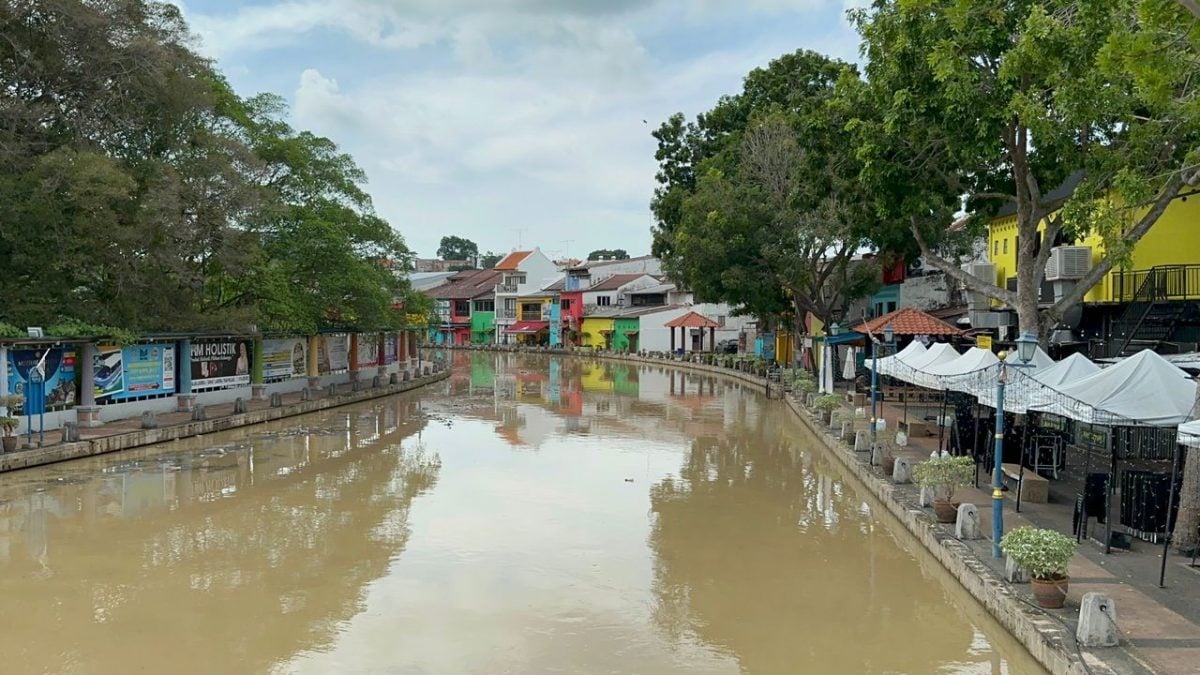 （古城封面主文）上游水涌入甲河遇涨潮 甲市区多地闪电水灾 