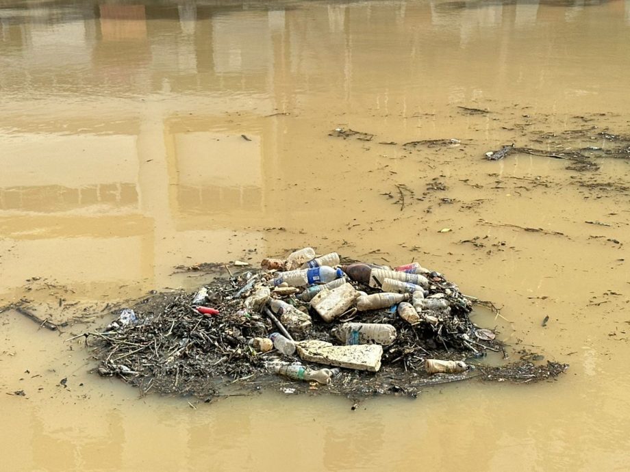 （古城封面主文）上游水涌入甲河遇涨潮 甲市区多地闪电水灾 