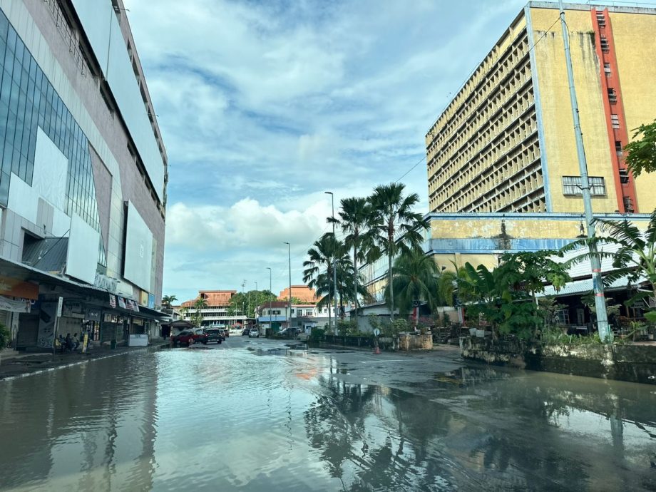 （古城封面主文）上游水涌入甲河遇涨潮 甲市区多地闪电水灾 