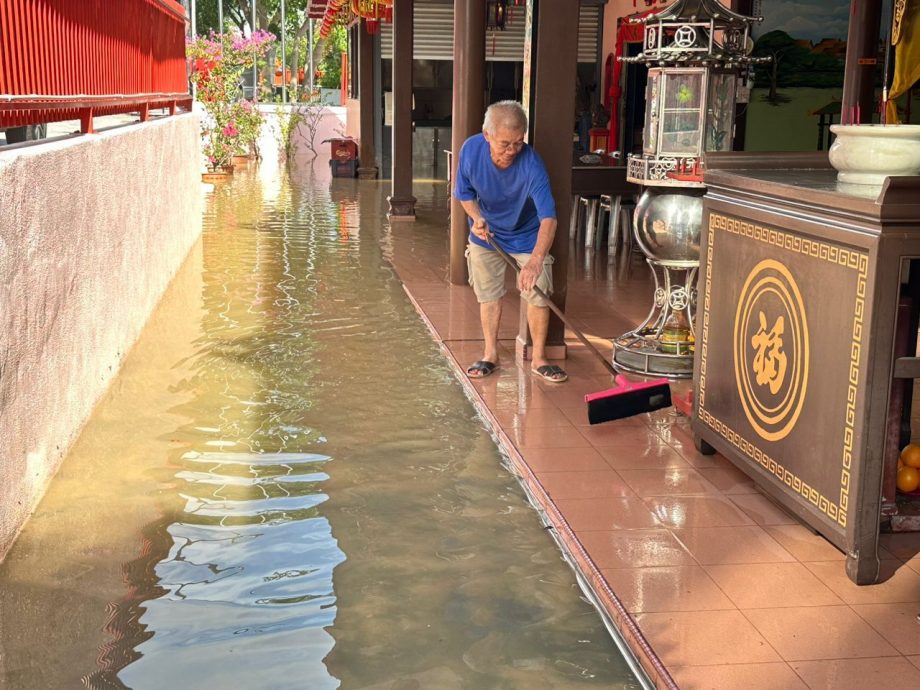 （古城封面主文）上游水涌入甲河遇涨潮 甲市区多地闪电水灾 