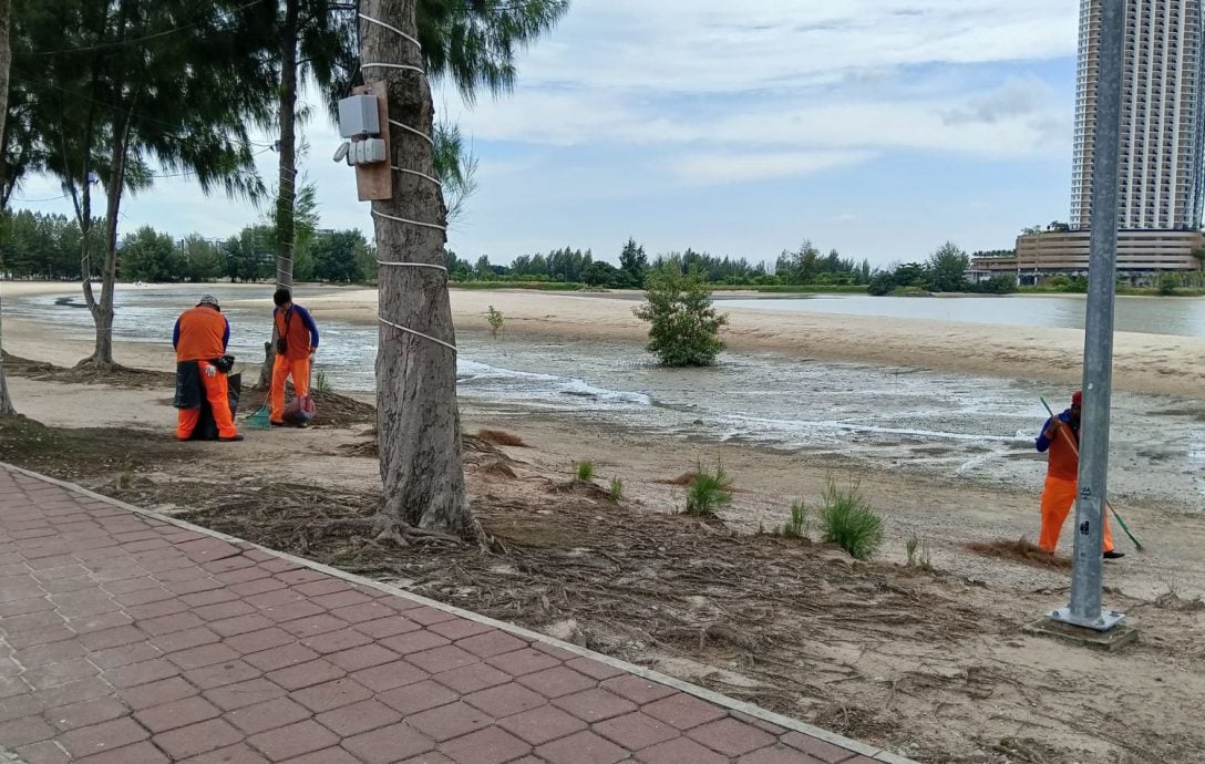 （古城封面主文）吉里望广场路边小贩迁移后，现场留下报废车辆和脱落的地砖，沟渠发恶臭影响沙滩美观