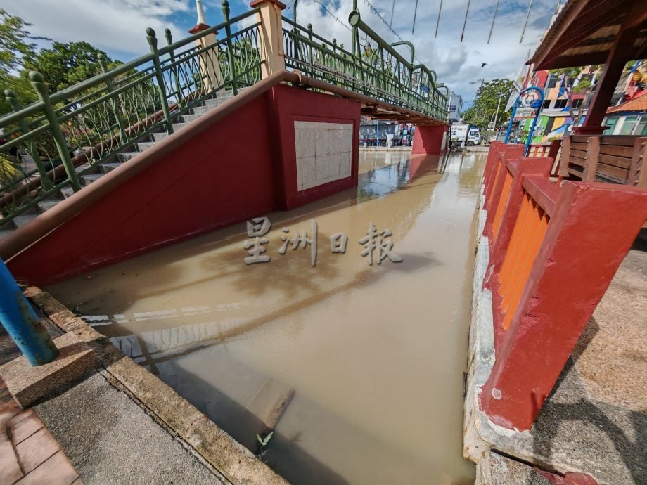 （古城封面副文）初一遇涨潮，甘榜爪哇淹水