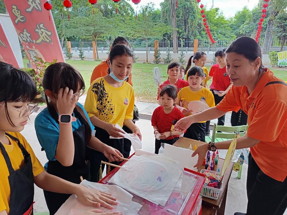 （古城第5版主文）育华学校“小小企业家买卖会”