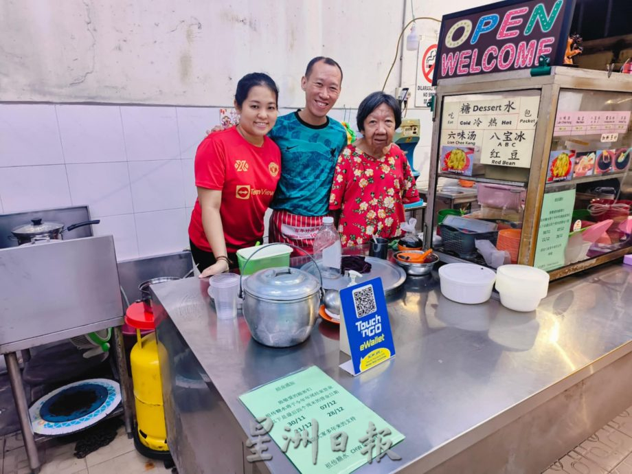 （古城第三版主文）60年老糖水档熄灯，老顾客们最后一日蜂拥品尝糖水，业者：最好的结束