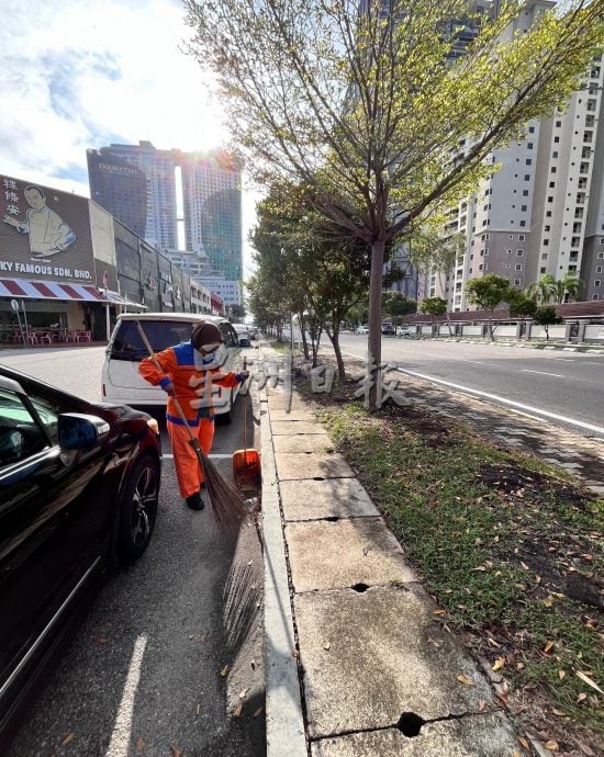 （古城第二版主文）敬业乐业——清洁工人守护着城市的清洁与美丽