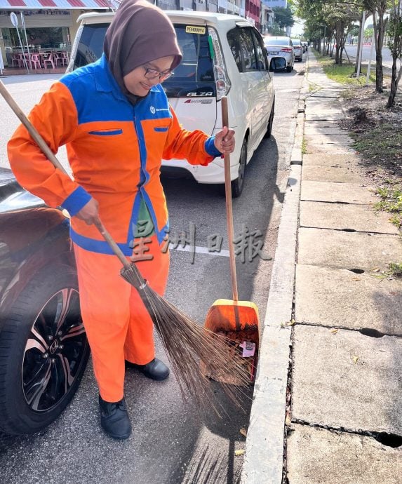 （古城第二版主文）敬业乐业——清洁工人守护着城市的清洁与美丽