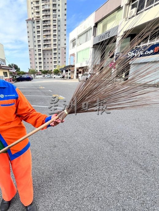 （古城第二版主文）敬业乐业——清洁工人守护着城市的清洁与美丽