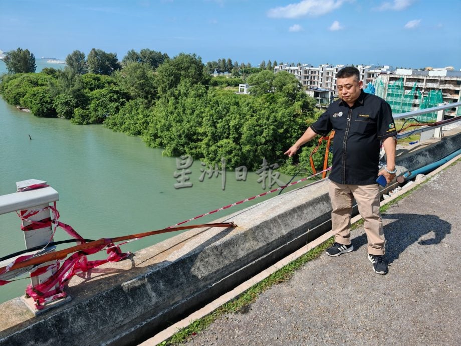 （古城第二版主文）沿海大桥两处被车撞毁围栏，至今重修拨款依然遥遥无期