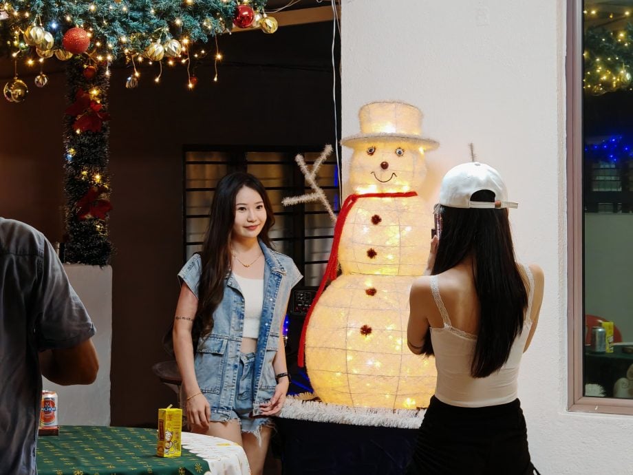 （古城第二版主文）细雨如丝市民到葡萄牙村尽情迎接圣诞节