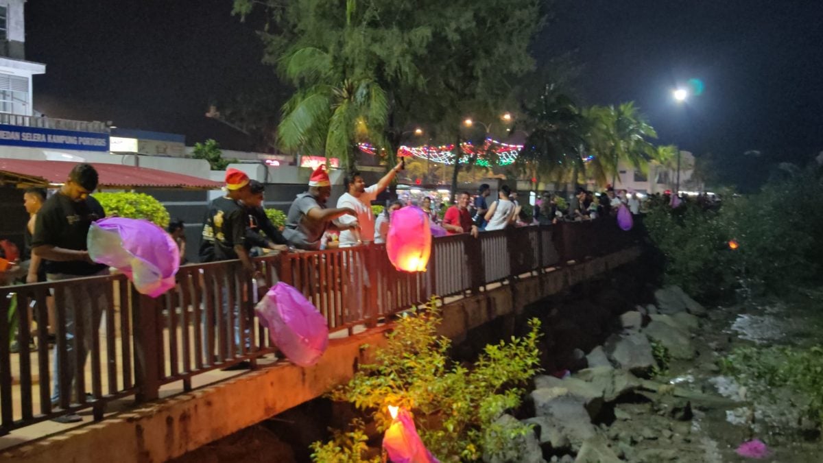 （古城第二版主文）细雨如丝市民到葡萄牙村尽情迎接圣诞节