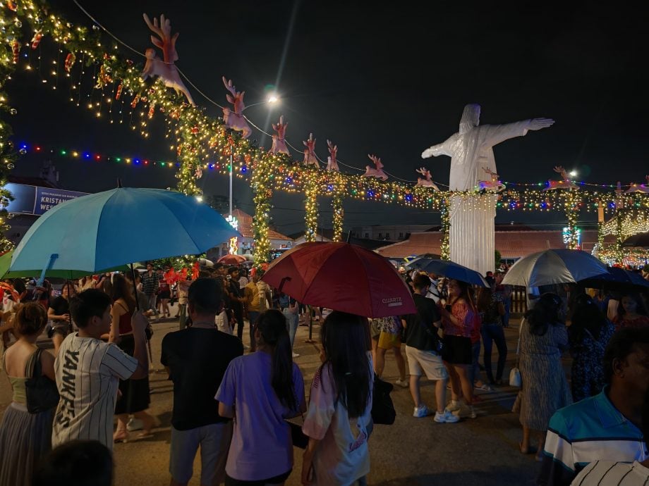 （古城第二版主文）细雨如丝市民到葡萄牙村尽情迎接圣诞节