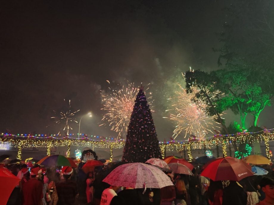 （古城第二版主文）细雨如丝市民到葡萄牙村尽情迎接圣诞节