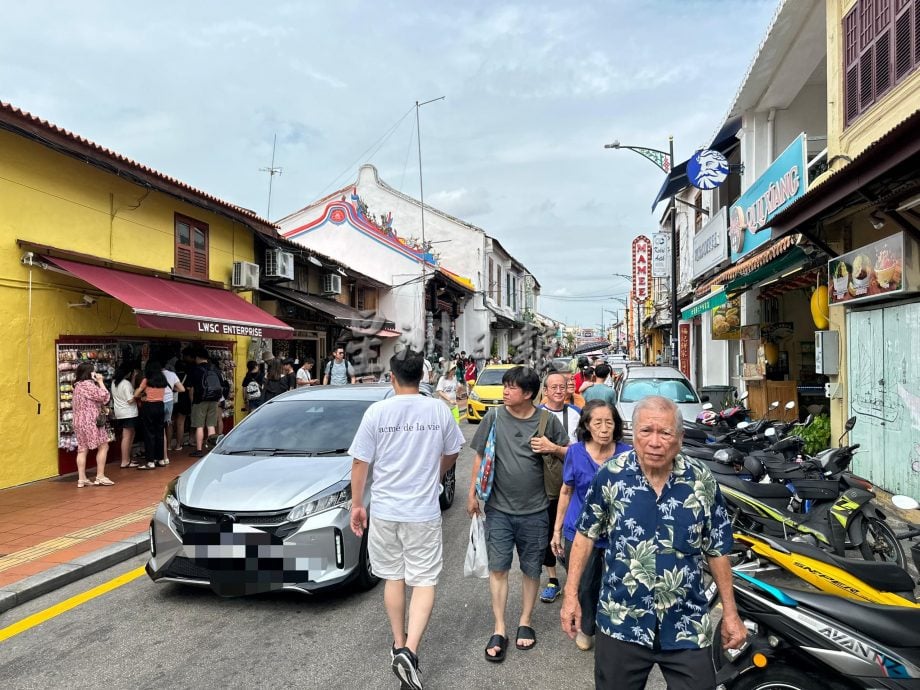 （古城第二版主文）老街停车位不足 车放人行道地砖破损