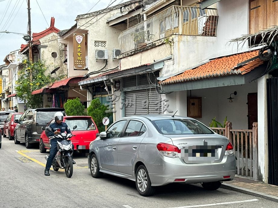 （古城第二版主文）老街停车位不足 车放人行道地砖破损