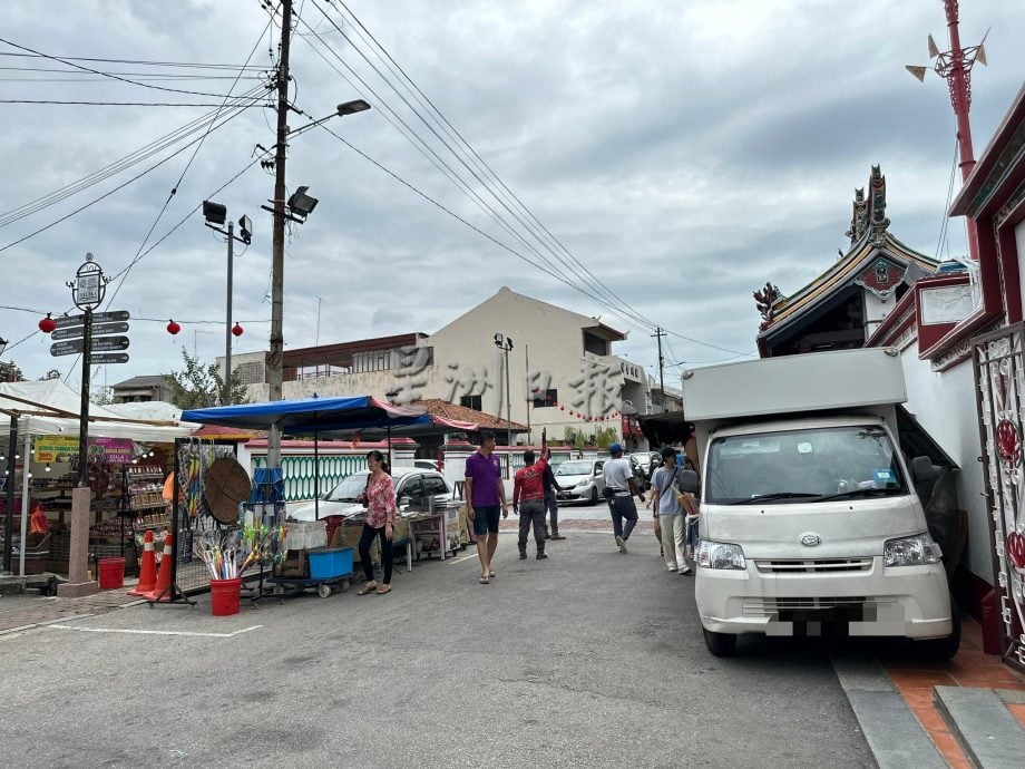 （古城第二版主文）老街停车位不足 车放人行道地砖破损