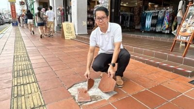 车位严缺 车停人行道   鸡场街20处地砖破损