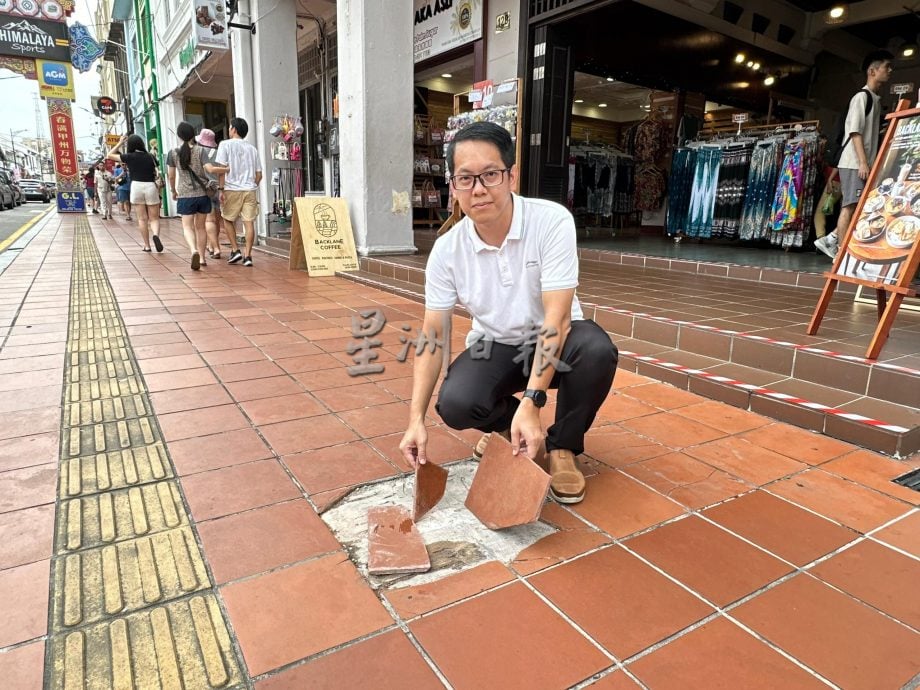 （古城第二版主文）老街停车位不足 车放人行道地砖破损