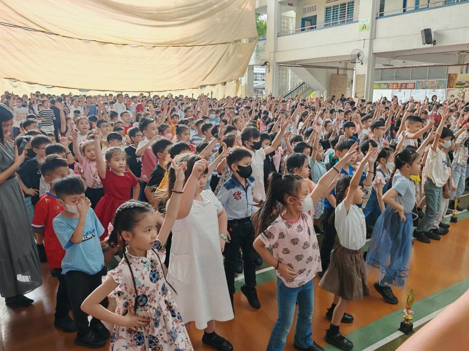 （古城第二版主文）育小董事部赠手表给低小学生盼掌握及珍惜时间，赠魔术方块给高小学生盼勿沉迷手机