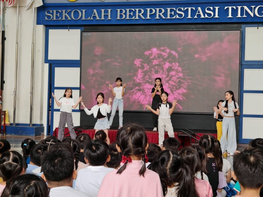 （古城第二版主文）育小董事部赠手表给低小学生盼掌握及珍惜时间，赠魔术方块给高小学生盼勿沉迷手机