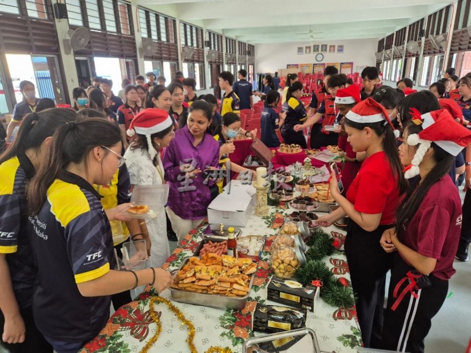 （古城第六版主文）中六学院首次庆祝圣诞节