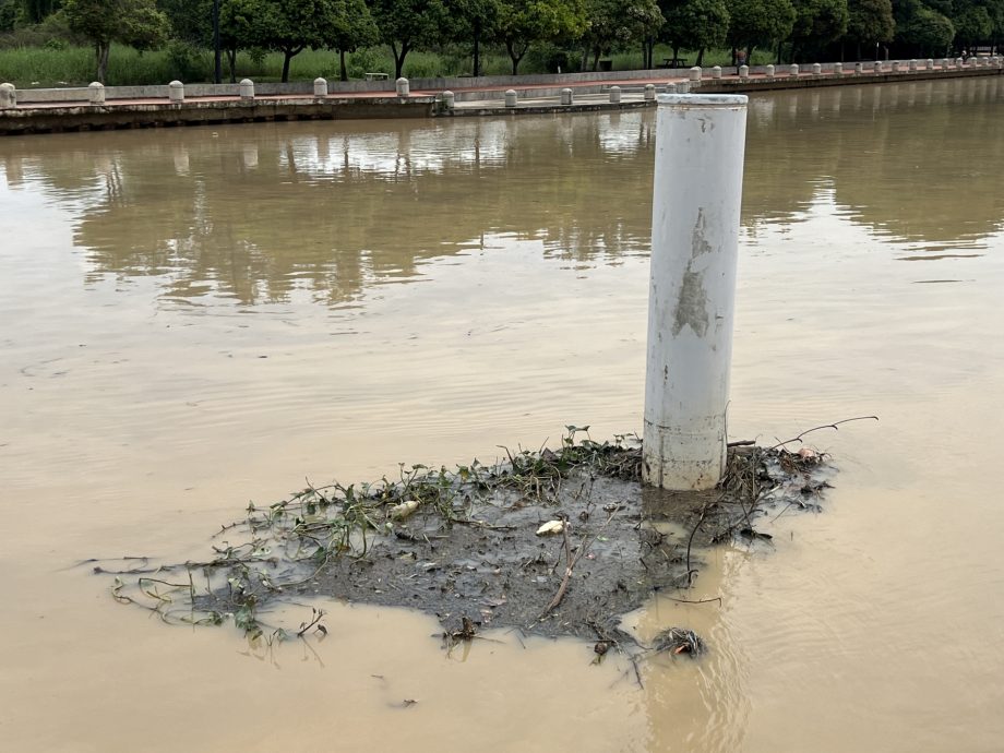 （古城第四版主文）峇章河畔走道“淹水”·晨运客望水兴叹