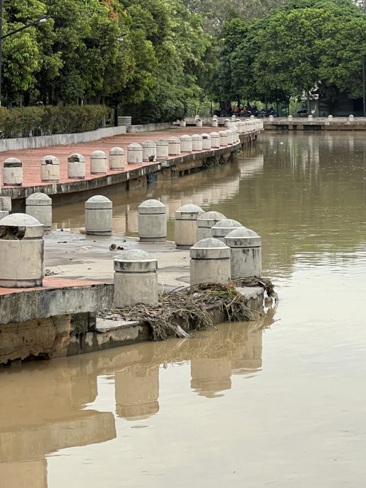 （古城第四版主文）峇章河畔走道“淹水”·晨运客望水兴叹