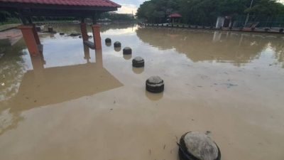 分不清陆地与河面   峇章河畔走道淹水