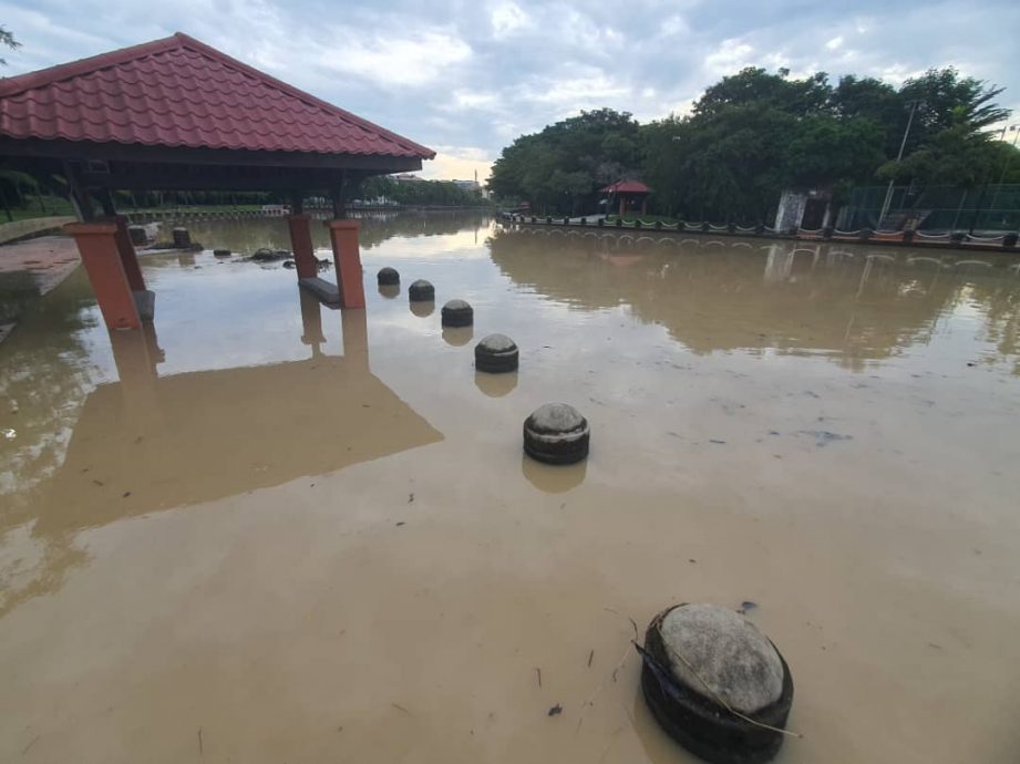 （古城第四版主文）峇章河畔走道“淹水”·晨运客望水兴叹