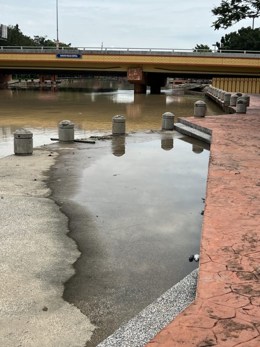 （古城第四版主文）峇章河畔走道“淹水”·晨运客望水兴叹