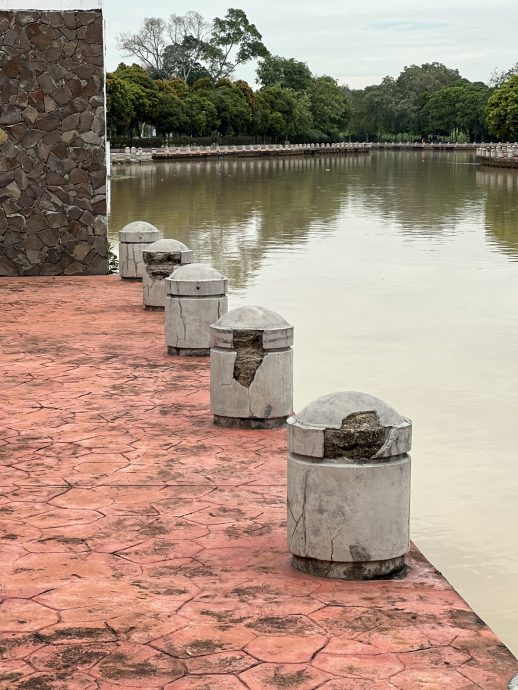 （古城第四版主文）峇章河畔走道“淹水”·晨运客望水兴叹