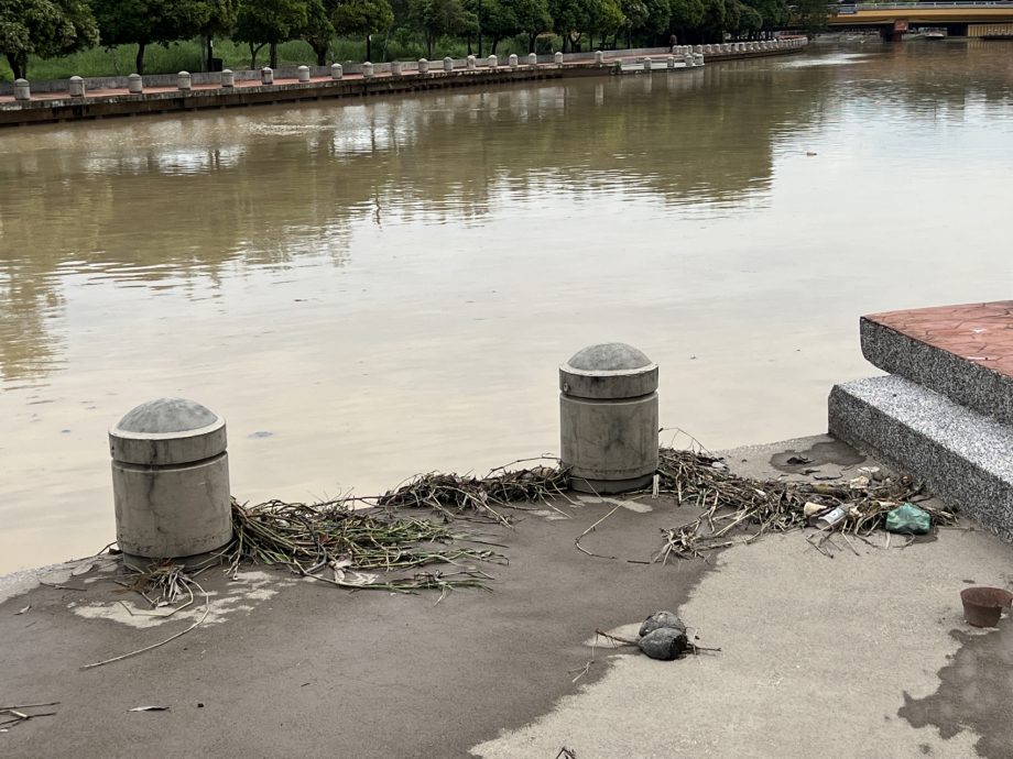 （古城第四版主文）峇章河畔走道“淹水”·晨运客望水兴叹