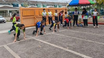 部分运动会被逼柏油路进行  招茂华小草场急需提升