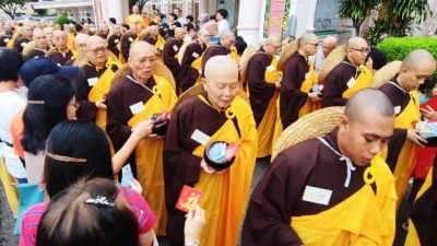 165出家人托钵化缘   俄籍僧人盼战争早日平息