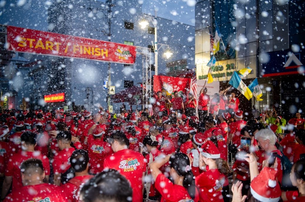 （大北马）2500人参与“2024年OBS圣诞跑”，人造白雪纷飞浓浓圣诞气氛