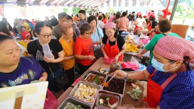 市民响应号召自备容器 慈善圆融义卖会圆满落幕