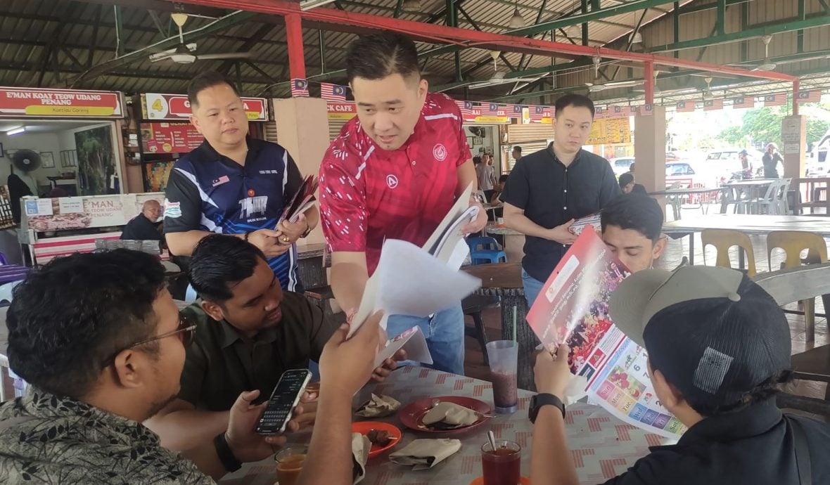 （大北马）黄佳祯派发日历，黄佳祯：胜选至今16个月逐步解决选区内问题